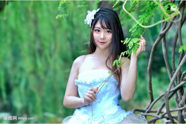 江边夜色美，茶香添雅韵